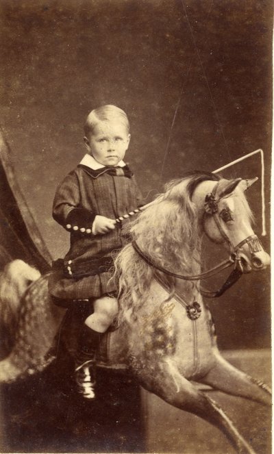 Ragazzo con frusta su cavallo a dondolo, 1870 da H. A. Chapman